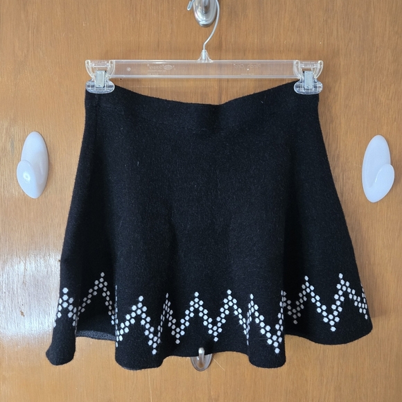 Elegant Black Skirt with White Zigzag Pattern - Picture 4 of 4